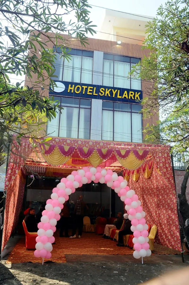 HOTEL SKY LARK