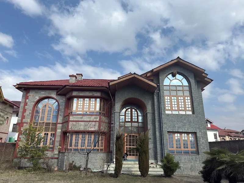 Grand Stone & Wood Mansion Homestay
