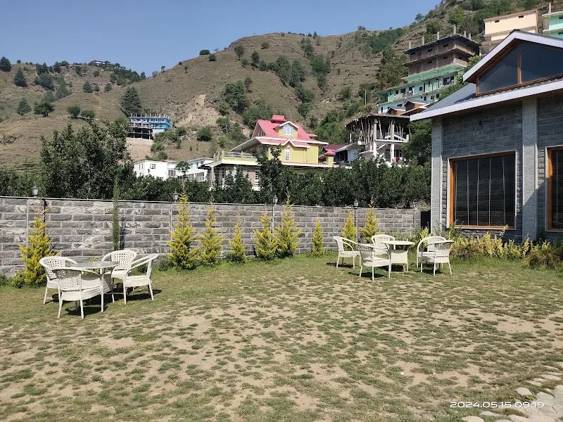 Signature 75 bar and restaurant and home stay