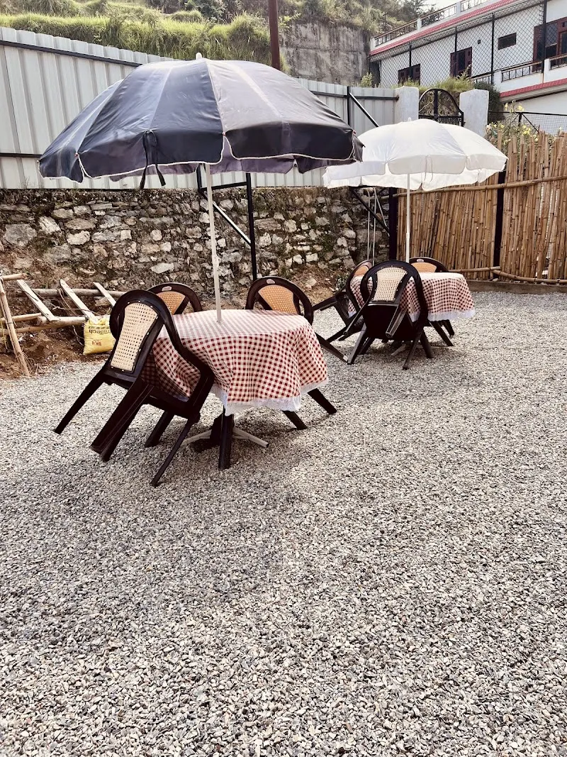 Black and White cafe and homestay