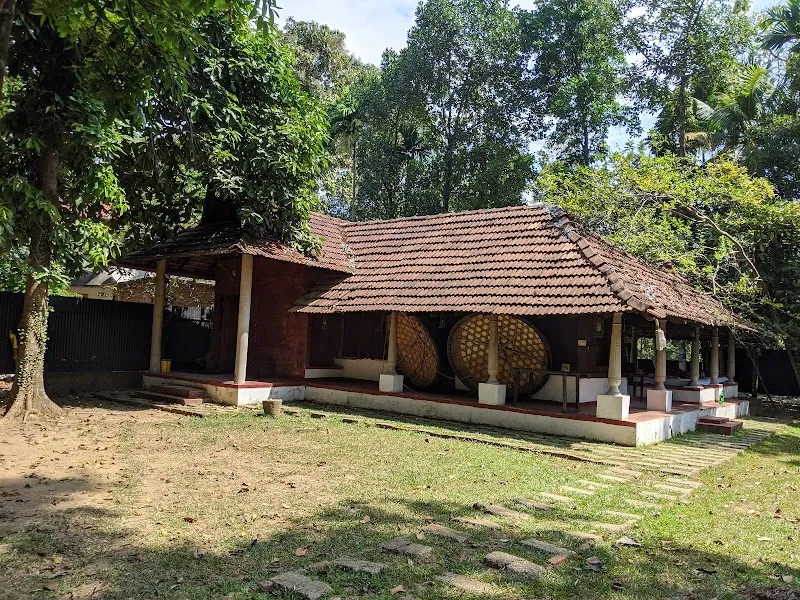 Kuruvis Nest Home Stay and Kayaking